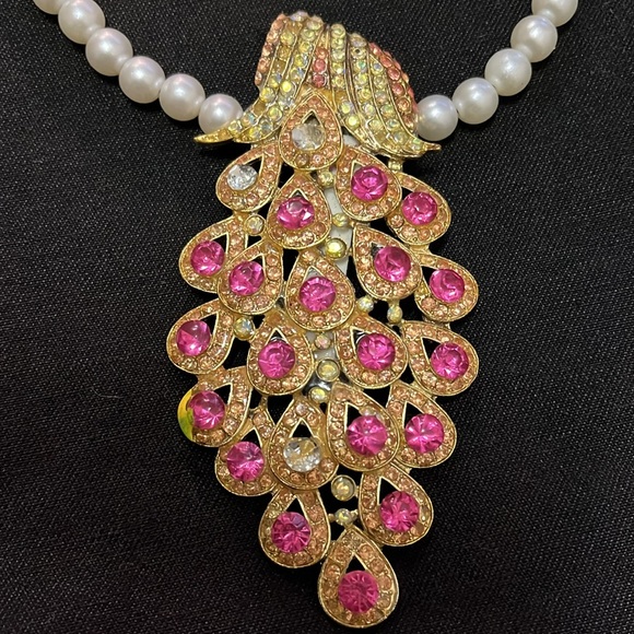 Versatile Stretchy Faux Pearls & Peacock Charm Hand Design Necklace and Pendant - Picture 6 of 17